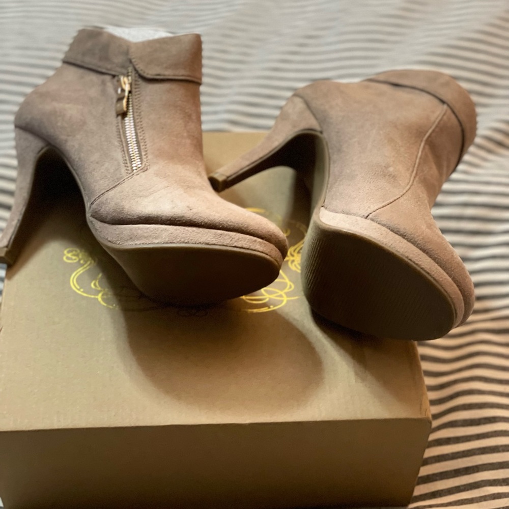 Brand new in box. Trends. Size US 6.5 women. - Picture 9 of 15